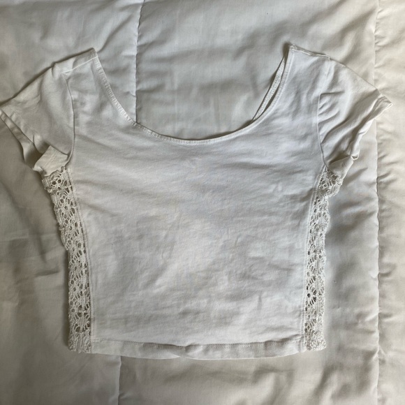 White crop top with detailed/ chandail court blanc - Picture 4 of 4